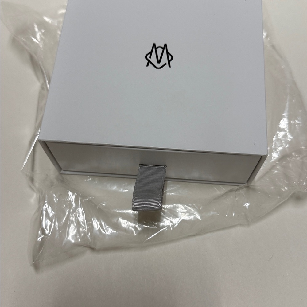 RIMOWA White Gift Box with Gray Pull Tab - Picture 2 of 5